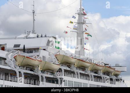 Rettungsboote hängen von der Seite des comp Stockfoto