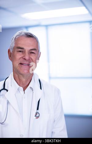 Oberarzt im Untersuchungsraum der Klinik mit weißem Labormantel und Stethoskop Stockfoto