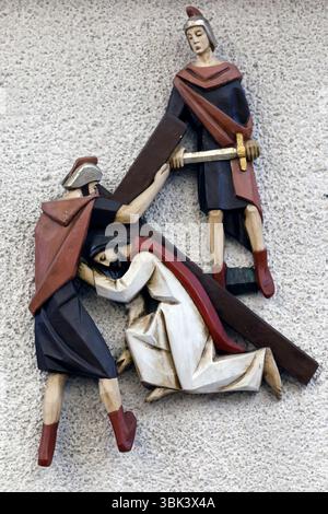Weg des Kreuzes. 7. Station: Jesus fällt zum zweiten Mal. Saint Julien en Genevois. Frankreich. Stockfoto