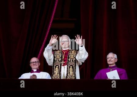 Der neu gewählte Papst Leo XIV., Robert Prevost, kommt zum ersten Mal nach der Cardina auf dem zentralen Loggia-Balkon des Petersdoms an Stockfoto