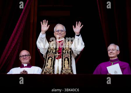 Der neu gewählte Papst Leo XIV., Robert Prevost, kommt zum ersten Mal nach der Cardina auf dem zentralen Loggia-Balkon des Petersdoms an Stockfoto