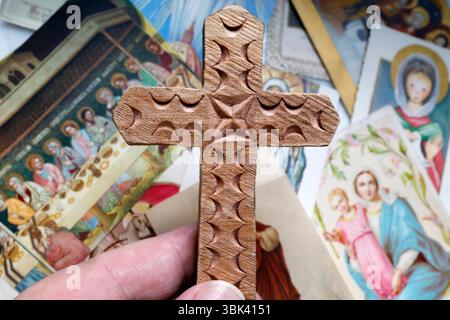 Christliche Kirche. Holzkreuz mit religiösen Bildern, die Jesus und die Jungfrau Maria darstellen. Stockfoto
