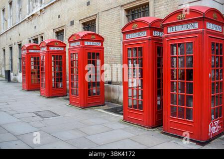 Reihe von Telefonkabinen in London Stockfoto
