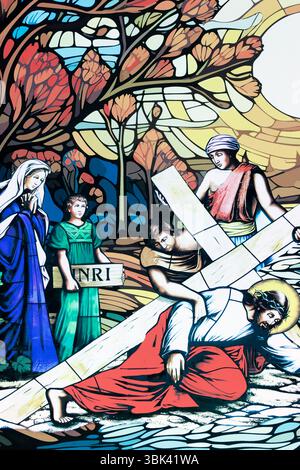 Weg des Kreuzes. 7. Station: Jesus fällt zum zweiten Mal. Pleiku. Frankreich. Stockfoto