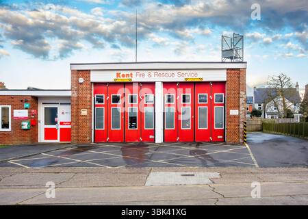 Kent Fire and Rescue Service, eine Feuerwehrstation, bietet Rettungsdienste in Hythe, Kent, Großbritannien Stockfoto