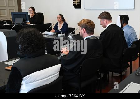 Hamburg, Deutschland. Juni 2025. Die Angeklagten (links und rechts) sitzen mit ihren Anwälten Moritz von Bülow (2. Von links) und Tom Bühe (3. Von links) im Strafrechtsgebäude in Hamburg. Die beiden Angeklagten sollen im August 2024 zwei Männer und ihre Gefährten mit bis zu 25 Komplizen angegriffen haben. Sie haben angeblich einen Mann mit einem Messer angegriffen. Das Opfer erlitt eine schwere Stichwunde in der Brust, die eine Notfalloperation erforderte. Quelle: David Hammersen/dpa/Alamy Live News Stockfoto