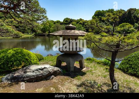 Shinjuku Gyoen National Garden Landschaft im Frühling mit blauem Himmel, Tokio Stockfoto