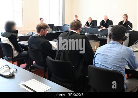 Hamburg, Deutschland. Juni 2025. Die Angeklagten (links und rechts) sitzen mit ihren Anwälten Tom Bühe (2. Von rechts) und Moritz von Bülow (3. Von rechts) im Strafrechtsgebäude in Hamburg. Die beiden Angeklagten sollen im August 2024 zwei Männer und ihre Gefährten mit bis zu 25 Komplizen angegriffen haben. Sie haben angeblich einen Mann mit einem Messer angegriffen. Das Opfer erlitt eine schwere Stichwunde in der Brust, die eine Notfalloperation erforderte. Vermerk: David Hammersen/dpa – ACHTUNG: Der/die Beklagte(n) wurde/wurden aus rechtlichen Gründen pixeliert/dpa/Alamy Live News Stockfoto