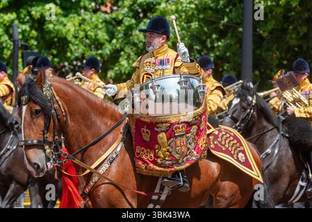 Drum Horse Major der berittenen Band der Household Cavalry bei Trooping the Colour 2025 in der Mall, London, Großbritannien. Stockfoto