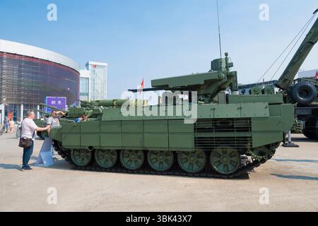 REGION MOSKAU, RUSSLAND - 18. AUGUST 2022: Besucher der Army-2022 Ausstellung im Terminator Tank Support Combat Vehicle (BMPT). Patriot Park Stockfoto