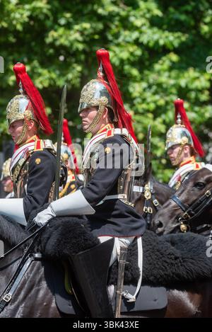 Die Blues and Royals (Royal Horse Guards and 1st Dragoons) (RHG/D) reiten Soldat bei Trooping the Colour 2025 in der Mall, London, Großbritannien. Stockfoto
