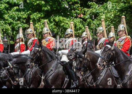 Life Guards of the Household Cavalry Mounted Regiment (HCMR) bei Trooping the Colour 2025 in der Mall, London, Großbritannien. Stockfoto