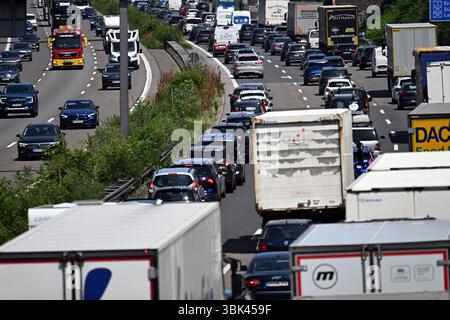 Köln, Deutschland. Juni 2025. Autos stecken auf der Autobahn 1 in Staus. Das ADAC erwartet am Mittwoch zu Beginn des Fronleichnamswochenendes sehr starken Verkehr und außergewöhnlich lange Staus. Quelle: Federico Gambarini/dpa/Alamy Live News Stockfoto