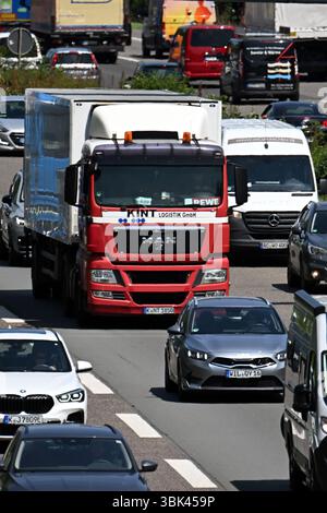 Köln, Deutschland. Juni 2025. Autos stecken auf der Autobahn 1 in Staus. Das ADAC erwartet am Mittwoch zu Beginn des Fronleichnamswochenendes sehr starken Verkehr und außergewöhnlich lange Staus. Quelle: Federico Gambarini/dpa/Alamy Live News Stockfoto