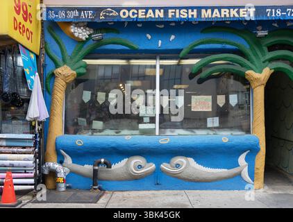 Das kunstvolle Äußere des Ocean Fish Market auf der 30th Avenue in Astoria, Queens, New York. Stockfoto