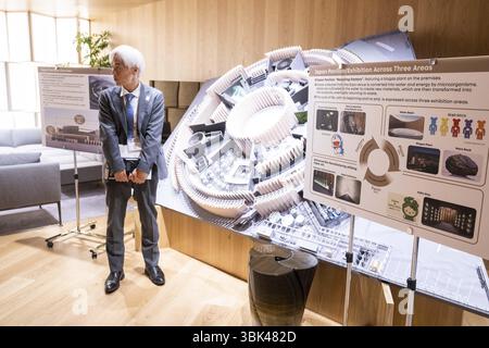 Osaka, Japan. Juni 2025. Der Reiseleiter, der während eines Besuchs des japanischen Pavillons auf der Universal World Expo (13.04-13.10) während der flämischen Woche (15.-21.06) in Osaka, Kansai, Japan, am Mittwoch, den 18. Juni 2025 abgebildet wird. Die Expo 2025 ist eine Weltausstellung, die vom Bureau International des Expositions (BIE) organisiert wird. Sie findet für sechs Monate vom 13. April 2025 bis zum 13. Oktober 2025 statt. BELGA PHOTO ROB WALBERS Credit: Belga News Agency/Alamy Live News Stockfoto