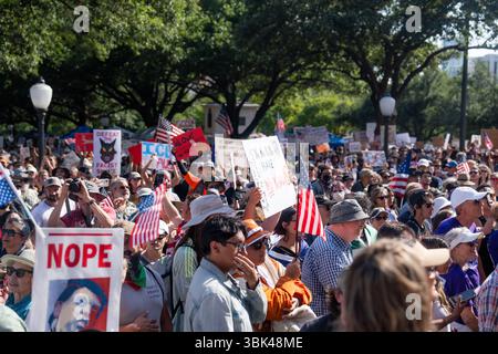Austin, USA. Juni 2025. Protestkundgebung „No Kings“ beim Texas Capitol, 16. Juni 2025, Austin, TX, USA (Foto: Violeta Alvarez/SIPA USA) Credit: SIPA USA/Alamy Live News Stockfoto