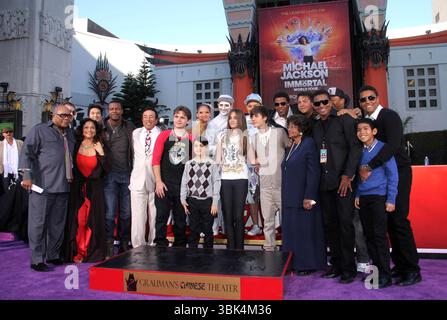 Smokey Robinson, Prince Michael Jackson I, Blanket Jackson, Paris Jackson und Justin Bieber sowie Mitglieder von Michael Jacksons Familie bei der Michael Jackson Hand- und Fußabdruckzeremonie im Grauman's Chinese Theatre in Los Angeles - 26. Januar 2012 Stockfoto