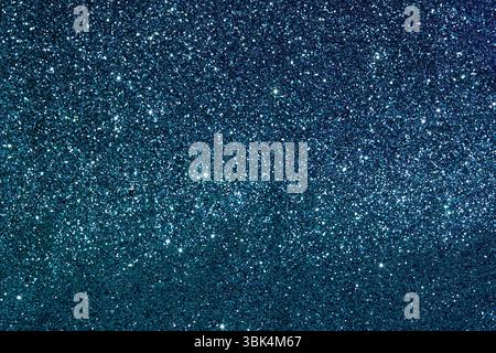 Blau, von blau bis dunkel smaragdgrün glänzender Hintergrund mit Glitzern, kleinen Pailletten. Leerer Hintergrund für Ihr Design. Stockfoto
