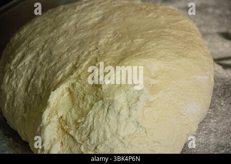 Rustikale Lebensmittelzubereitung: Perfekt aufgerösteter Teig in einer sauberen Küchenumgebung Stockfoto