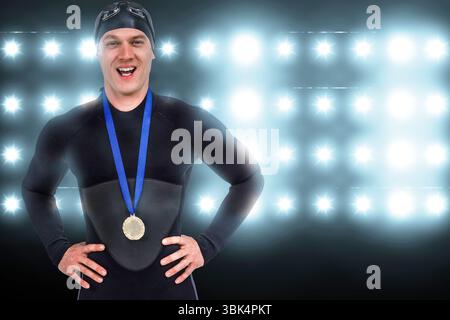 Männlicher Schwimmer mit flachem Design posiert mit Kappe und Schutzbrille und Goldmedaille vor den Flutlichtern des Stadions Stockfoto