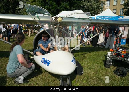 Prag, Tschechische Republik. Juni 2025. Jungen sitzen in einem ultraleichten Flugzeug beim Science fest, einem unterhaltsamen Open-Air-Wissenschaftsfestival, am 18. Juni 2025 in Prag, Tschechien. Quelle: Dana Kesnerova/Xinhua/Alamy Live News Stockfoto