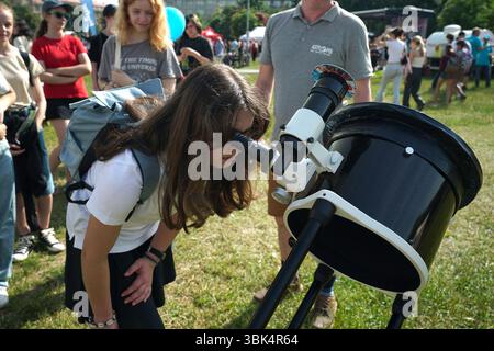 Prag, Tschechische Republik. Juni 2025. Ein Mädchen schaut durch ein Teleskop beim Science fest, einem unterhaltsamen Open-Air-Wissenschaftsfestival in Prag, Tschechien, am 18. Juni 2025. Quelle: Dana Kesnerova/Xinhua/Alamy Live News Stockfoto