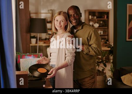 Porträt eines vielseitigen Seniorenpaares, das einen romantischen Moment zusammen genießt Stockfoto