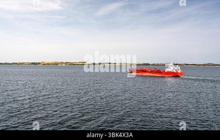 Chemikalientanker fährt in der Meeresstraße von Øresund und transportiert Güter zwischen Dänemark und Schweden. Ruhiges Wasser und ferne Landschaft schaffen eine ruhige Kulisse Stockfoto