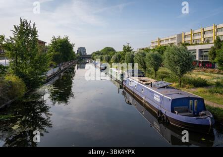 Hackney Wick, London, Vereinigtes Königreich: Boote, die auf dem River Lee (Navigation), einem Kanal in Hackney Wick, East London, vor Anker gebracht werden. Stockfoto