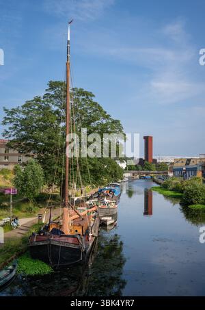 Hackney Wick, London, Vereinigtes Königreich: Boote, die auf dem River Lee (Navigation), einem Kanal in Hackney Wick, East London, vor Anker gebracht werden Stockfoto
