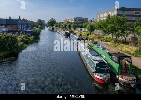 Hackney Wick, London, Vereinigtes Königreich: Boote, die auf dem River Lee (Navigation), einem Kanal in Hackney Wick, East London, vor Anker gebracht werden. Stockfoto