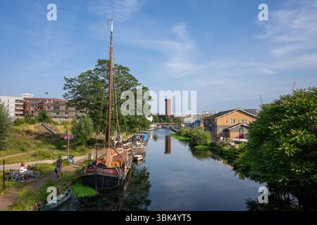 Hackney Wick, London, Vereinigtes Königreich: Boote, die auf dem River Lee (Navigation), einem Kanal in Hackney Wick, East London, vor Anker gebracht werden Stockfoto
