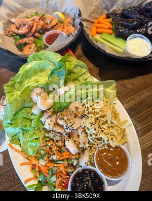 Frische Garnelensalat-Wraps mit Gemüse, Dip-Saucen und Vorspeisenplatte, Gourmet Food Photography Stockfoto