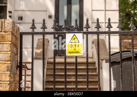 LONDON, 20. MAI 2025: CCTV in Betrieb, Schild am Tor des Londoner Hauses Stockfoto
