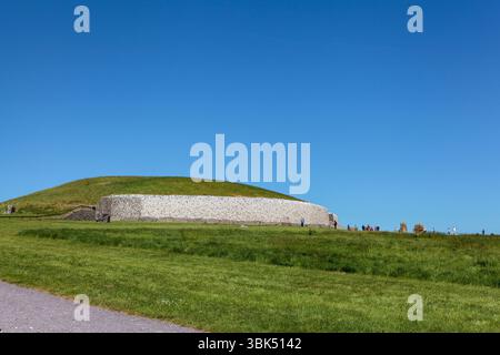 BRU Ba Boinne: Newgrange, ein neolithisches Passagegrab mit weißem Quarz und hoch verzierten Bordsteinen: Stockfoto