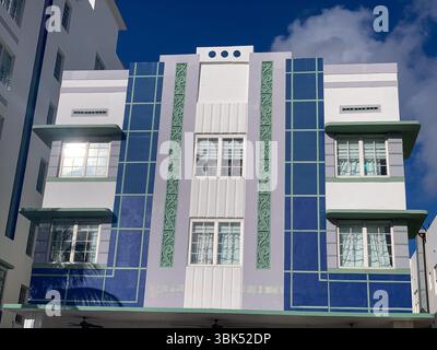 Ikonische pastellfarbene Art déco-Gebäude am Ocean Drive in Miami Beach, Florida, stehen unter einem hellblauen Himmel mit klassischem Design der 1930er Jahre Stockfoto