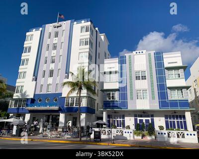 Ikonische pastellfarbene Art déco-Gebäude am Ocean Drive in Miami Beach, Florida, stehen unter einem hellblauen Himmel mit klassischem Design der 1930er Jahre Stockfoto