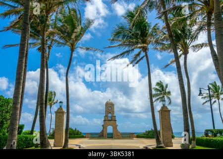Worth Avenue Uhrenturm, neben dem Strand in Palm Beach, Florida Stockfoto