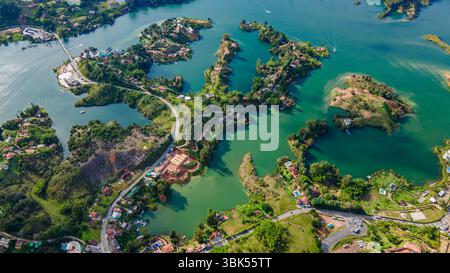 Atemberaubende Luftlandschaft von Guatape und Peñol mit lebendigen grünen Hügeln und glitzerndem Wasser in Antioquia, Kolumbien. Stockfoto
