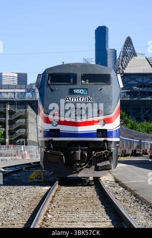 Seattle - June 8, 2025; Front view of Amtrak 50th Anniversary locomotive 160 with Dash 8 Phase III livery Stockfoto