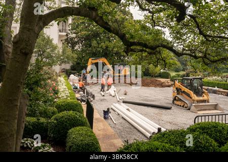 Washington, Usa. Juni 2025. Arbeiter rekonstruieren den Rosengarten am Mittwoch, den 18. Juni 2025, vom Gras bis zum Pflaster im Weißen Haus in Washington, DC. Foto: Ken Cedeno/Pool/ABACAPRESS.COM Credit: Abaca Press/Alamy Live News Stockfoto