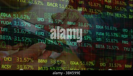 Handheld-Smartphone, das digitale Börsenticker auf dem Handelsraster anzeigt und aktuelle Marktdaten anzeigt Stockfoto