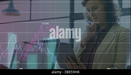 Analyse reifer Geschäftsleute, die Daten auf einem Tablet im Büro untersuchen, mit Kartenüberlagerung, Kopierraum Stockfoto