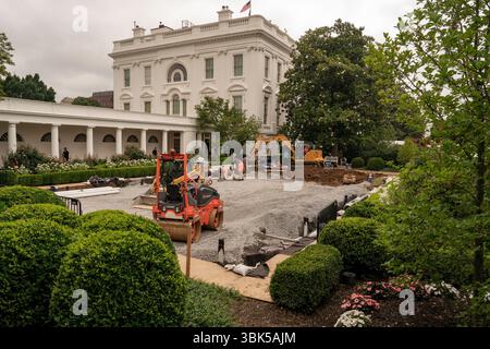 Washington, Usa. Juni 2025. Arbeiter rekonstruieren den Rosengarten am Mittwoch, den 18. Juni 2025, vom Gras bis zum Pflaster im Weißen Haus in Washington, DC. Foto: Ken Cedeno/UPI Credit: UPI/Alamy Live News Stockfoto