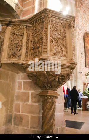 Villanueva de Los Infantes, Ciudad Real, Spanien, 8. Mai 2025: Kanzel im plateresken Stil im Inneren der St. Andrew Kirche in Villanueva de Los I Stockfoto