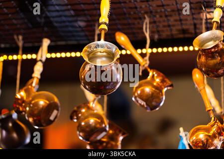 Türkische Kaffeekannen Aus Glänzendem Kupfer, Hängend, Reflektierendes Licht Stockfoto