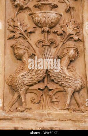 Villanueva de Los Infantes, Ciudad Real, Spanien - 8. Mai 2025: Details der Kanzel im plateresken Stil im Inneren der St. Andrew Kirche in Vill Stockfoto