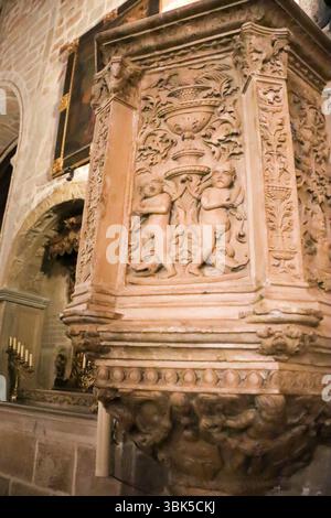 Villanueva de Los Infantes, Ciudad Real, Spanien, 8. Mai 2025: Kanzel im plateresken Stil im Inneren der St. Andrew Kirche in Villanueva de Los I Stockfoto