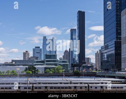 New York, NY - 18. Mai 2025: Hudson Yards mit Wolkenkratzern und U-Bahn-Autos und Bahnsteigen unter dem Bauwerk Stockfoto